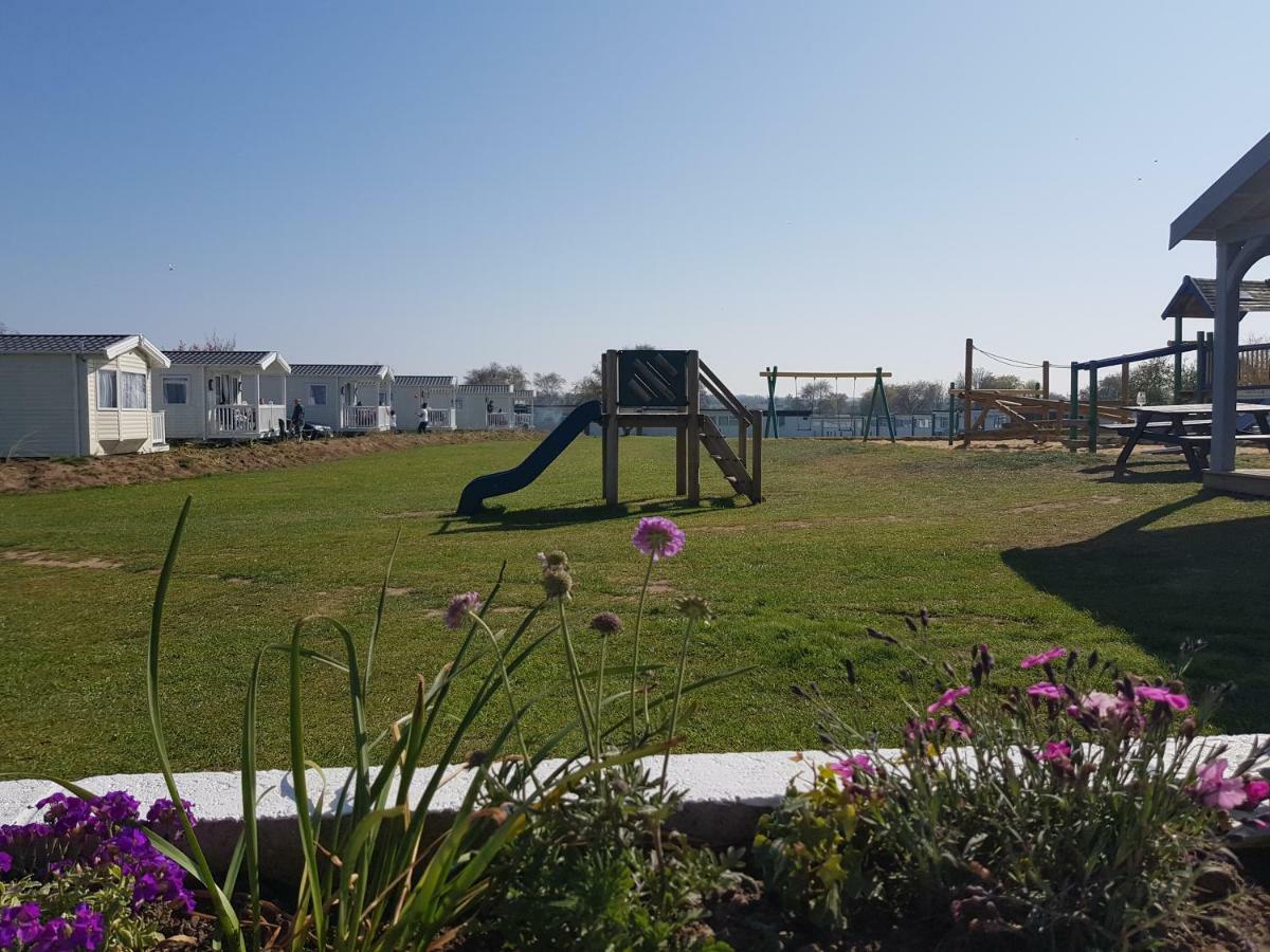 218 - 2 Bed Chalet, Belle Aire, Road, Hemsby, Nr29 *